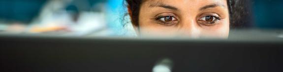 Vrouw aan computer